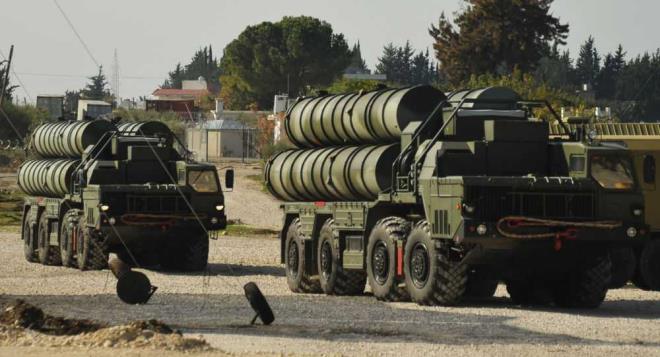 S-400'n nemli zelliklerine gelecek olursak S-300'e daha fazla hedefi ayn anda takip edebiliyor. Ayrca S-400 gelimi elektronik kar tedbirlere sahiptir.