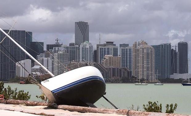 Geen yl Miami ve Los Angeles&#8217;ta birer daire satn alan Tolgahan Sayman, geen hafta yatrm amacyla Miami&#8217;de iki konut daha edindi. lki iin 385 bin dolar (1 milyon TL), ikincisi iin 210 bin dolar (yaklak 770 bin TL) deyen Sayman, 385 bine ald gayrimenkul bir dil okuluna, aylk 3500 dolara kiraya verdi. Ancak Amerika&#8217;nn Florida eyaletini vuran Irma Kasrgas, onu da etkiledi.