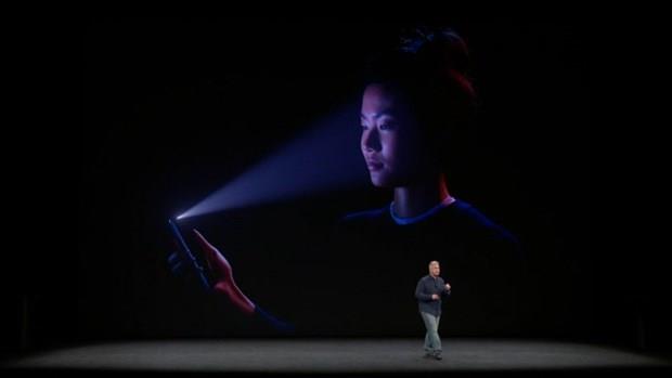 irket iPhone X'in tantm srasnda yaanan sorun iin personelini sulad.