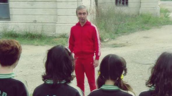 Daha nce sosyal medyada hazrlad "nllerin mezarlar" adl fotoraf serisiyle adn duyuran Krat etin, bir sredir 'Nerede ekildi' adl Twitter hesabnda yine ilgin paylamlara imza atyor. etin, hayran olduumuz filmlerin, kliplerin, dizilerin nerede olduunu buluyor ve kendisini ayn mekanda ekerek takipileriyle paylayor.