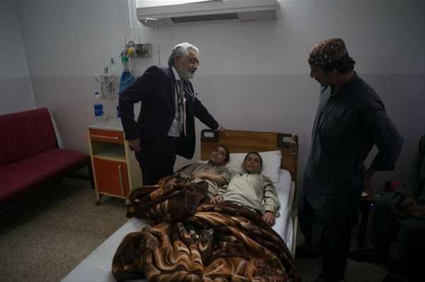 lkenin gneyindeki Belucistan Eyaleti&#8217;nin Quetta kentine yakn bir kyde yaayan Abdul Rasheed (9) ve Shoaib Ahmed (13) adndaki 2 karde, gn boyunca normal birer ocuk olarak okullarna gidiyor, arkadalaryla oynuyor, byk itahla yemeklerini yiyor.