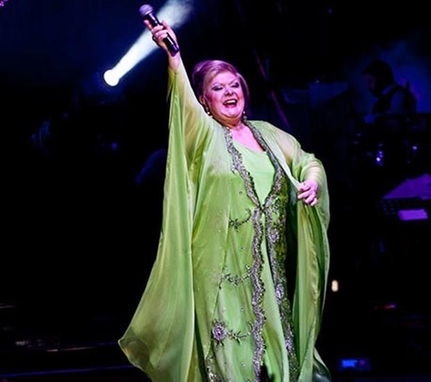 Nee Karabcek 45 yldr gazeteci Tevfik Yener&#8217;le evli ve bu evliliinden de bir olu var.