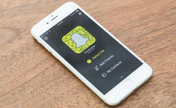 Snapchat: Anlk video ve resim paylam salayan Snapchat, son yllarn ykselen yldzlarndan. Uygulama, mobil cihaznzn kameras ile ektiiniz grsel kaytlar ya da telefonunuzda ykl resim ve videolar, arkadalarnzla paylar. Paylalan zel resim ve videolar, grntlenmesinin ardndan izinsiz kullanlmamas iin Snapchat sunucular tarafndan silinir.