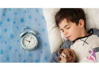 Kaliteli uyku iin neler yapabilirisiniz?<p>    Uyku ncesi rahatlatc riteller olabilir.    Uyku dzenine her daim bal kalmak gerekir.    Uykuyu karc alkol, kafein gibi iecekler tketilmemelidir.    Hareketli yaam ve az yemek kaliteli uykuyu salar.    Bir de yatmadan nce gnlk olaylar dnerek uykuyu karmamakta fayda var.