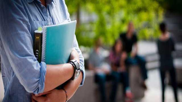 niversite kaytlarnn bitmesinin ardndan rencilerin burs maratonu balad. eitim masrafna destek olmak isteyen pek ok kurum var. Vakflar, dernekler ve odalar rencilere destek oluyor. Burs sresi 9-12 ay arasnda deiirken; aylk demeler 200 liradan balyor, 510 liraya kadar kyor. Bursiyer seim kriterlerinde maddi yetersizlik ve baar n plana kyor.