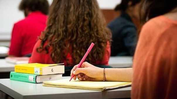 Karlksz burs destei veren kurumlar arasnda; Sabanc, Vehbi Ko, Tekfen, Borusan Kocabyk Vakf gibi kurumlar yer alyor. Ayrca stanbul Sanayi Odas, stanbul Ticaret Odas gibi i rgtleri de rencilere destek oluyor.