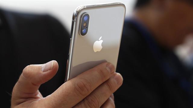 8 - iPhone X sadece iki renkte geliyor: Gm ve uzay gri. iPhone 8 ve 8 Plus bunlarn yannda altn renklerini de sunuyor.  <p>    9 - iPhone ve Android&#8217;in ilk kez bir konuda ortak noktada bulutuu yere geldik. iPhone X, 8 ve 8 Plus gibi kablosuz arj destei sunuyor. Apple, kablosuz Qi teknolojisini en son cihazlarna ekleyerek en iyi eyi yapm olabilir. AirPower adl kablosuz arj cihaz Apple Watch, iPhone X ve AirPod&#8217;u ayn anda arj edebilecek.