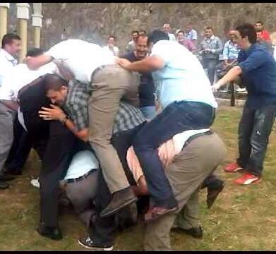 <p>Melih Gkek, ODT'de yol eylemi yapan rencilere ilikin baz fotoraflar yorumuyla birlikte paylat.</p>  <p>BR ARA AIR GELD KTLER</p>