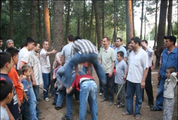 <p>Melih Gkek, ODT'de yol eylemi yapan rencilere ilikin baz fotoraflar yorumuyla birlikte paylat.</p>  <p>DN GECE GEZ ZEKALILARA BUGNK EYLEM ED OLARAK "UZUN EEK" EYLEMN TAVSYE ETMTK.BUGN ODT NCE ARKADALAR ORMANDA BU EYLEM YOUN EKLDE GEREKLETRDLER.</p>