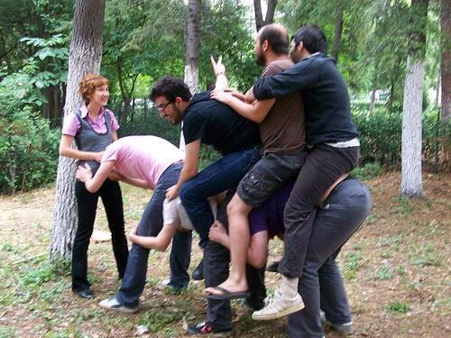 <p>Melih Gkek, ODT'de yol eylemi yapan rencilere ilikin baz fotoraflar yorumuyla birlikte paylat.</p>  <p>EYLEM SIRASINDA ZAFER ARETN HMAL ETMEDLER..</p>