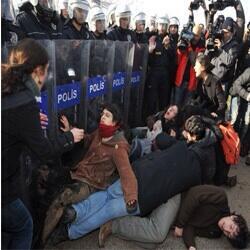 <p>Melih Gkek, ODT'de yol eylemi yapan rencilere ilikin baz fotoraflar yorumuyla birlikte paylat.</p>  <p>AKAM ZER POLS EYLEMCLERE FLEYNCE NCE KP SONRA AALARIN ARKASINA KAITILAR...FOTO DA K ANI</p>  <p>EYLEM NERLERME HARFYEN UYAN EYLEMCLERE TEEKKRLERM SUNUYORUM..EYLEMLER HEP BYLE ESPRL OLSUN.AFERN.AKAM YARINK EYLEM VERECEM</p>