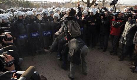 <p>Melih Gkek, ODT'de yol eylemi yapan rencilere ilikin baz fotoraflar yorumuyla birlikte paylat.</p>  <p>BU ARADA UZUN EEK OYNAYAN EYLEMLER ZAFER ARETN DE HMAL ETMEDLER.</p>