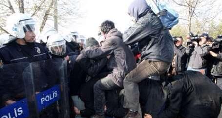 <p>Melih Gkek, ODT'de yol eylemi yapan rencilere ilikin baz fotoraflar yorumuyla birlikte paylat.</p>  <p>ABB'NN YOL ALIMALARINI ENGELLEMEYE ALIAN EYLEMC ODT'LLER BU KEZ POLS'E KARI UZUN EEK OYNADILAR</p>