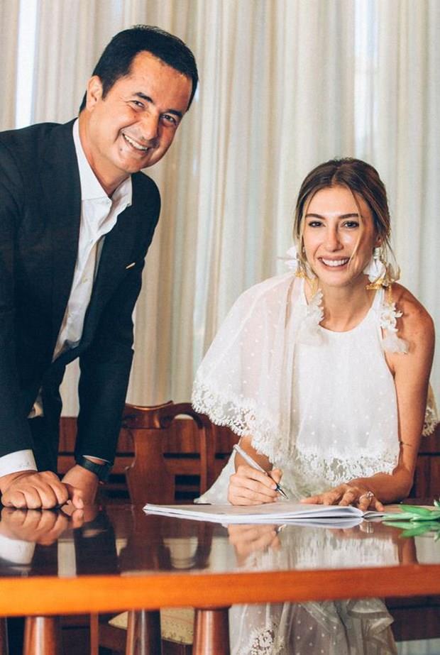 Fransa&#8217;nn sahil kasabas St.Tropez&#8217;de gerekleen trenle nceki gn dnyaevine giren eyma Suba ve Acun Ilcal'nn dn gerekleti. Yaklak 250 kiinin davet edildii trene ikilinin sevenleriyle birlikte sanat ve televizyon dnyasnn nl isimleri katld.    nceki gn St. Tropez'de nikah masasna oturan Acun Ilcal ile eyma Suba'nn dnleri gerekleti.