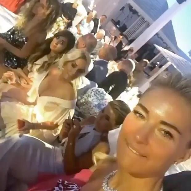 Burcu Esmersoy, davetlilerin arasnda yerini ald.