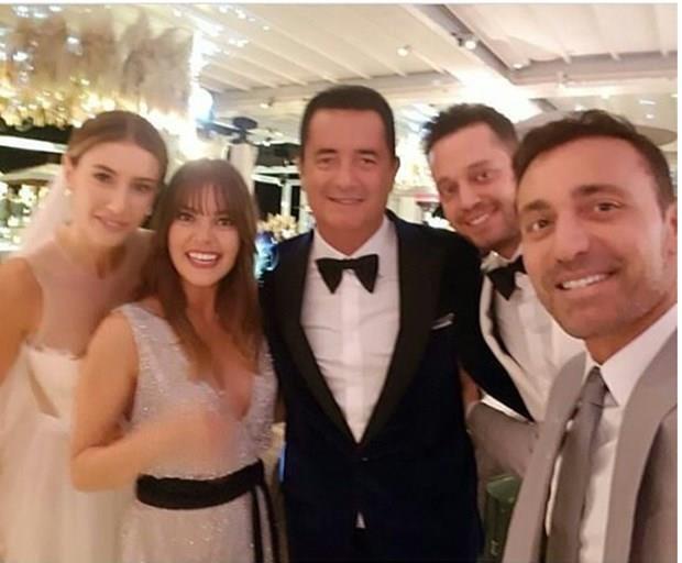 NLLER AKIN ETT<p>    eyma Suba ve Acun Ilcal'nn dn trenine Asl Enver, Murat, Boz, Mustafa Sandal ile sanat camiasnn birok nl ismi katld.