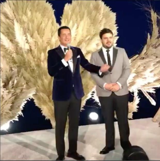 DAMATTAN "INSTAGRAM FENOMEN" VURGUSU<p>    Acun Ilcal, &#8220;Benim iin ok zel bir gn ama asl bugn yaayan biri var o Instagram fenomeni alklarnzla deerli eim eyma Ilcal geliyor&#8221; diyerek eini sahneye davet etti.