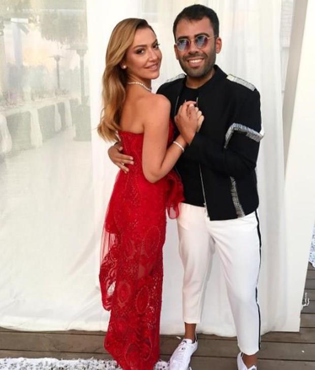 Hadise ikiliyi mutlu gnlerinde yalnz brakmad.