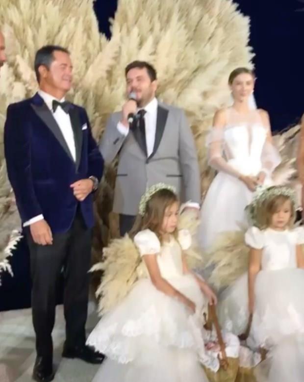 SEMBOLK NKAH TREN    <p>St. Tropez'de yaplan dnde sembolik olarak nikah treni de yapld.  <p>  Eser Yenenler nikah memuru taklidi yaparken Acun Ilcal ve eyma Suba&#8217;na kzlar Melisa da giydii gelinlikle elik etti.