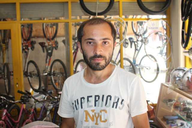 Trkiye&#8217;de bir dondurma firmas tarafndan iki kiiye verilecek olan lks Otomobillerden birinin sahibi, yaplan ekili sonucuna gre nye&#8217;de yaayan Engin Yienolu oldu. Ak retim Fakltesi&#8217;nden 4 yllk ktisat Blm mezunu olan ve i bulamad iin aabeyine ait bisiklet sat ve tamiri yaplan iyerinde alan Yienolu, yaklak 500 bin lira deerindeki otomobili kazandn renince byk sevin yaad. Yedii dondurmann ubuunda yazan ifreyi internet zerinden kampanya sayfasna yazarak ekilie katldn belirten Yienolu, "3 yldr bu kampanyaya katlyordum. Bu yl da ansm denedim. Kampanya sonucu 16 Eyll&#8217;de aklandnda ok ardm" dedi.