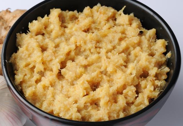 Taze zencefil yemeklerde nasl kullanlr?<p>      Taze zencefilin kokusu tarna benzemektedir. Bu nedenle taze zencefili stl tatllarda rendeleyerek kullanabilirsiniz.