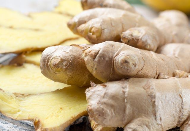 Taze zencefilin salk asndan birok faydas bulunmaktadr. Toz zencefilin yan sra taze zencefilin de ierisinde birok yararl bileenler bulunmaktadr.  Taze zencefilin ierisinde, %80 su, % 2 protein, % 1 ya, %12 niasta, B3, B6, C vitaminleri, demir, kalsiyum, fosfor, sodyum, potasyum ve magnezyum bulunmaktadr.