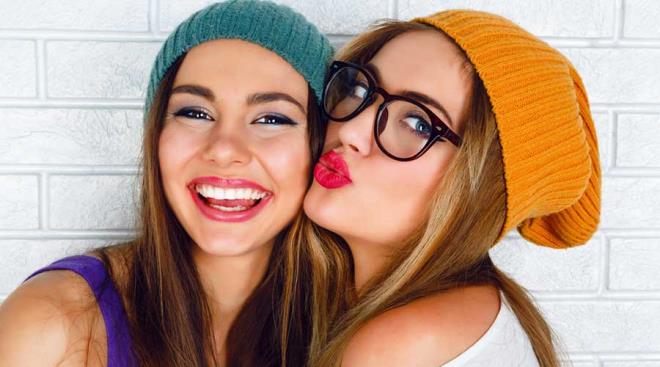 GEREK DOSTLAR; Sitem etmez<br>Hayat artlar, i younluu, snavlar, ocuklar gibi hayatmzn dengesini deitirebilen durumlarda grememek veya konuamamak gerek dostlar iin asla sorun olmaz. Gnl birlii denen ey tm gc ile sahnededir.