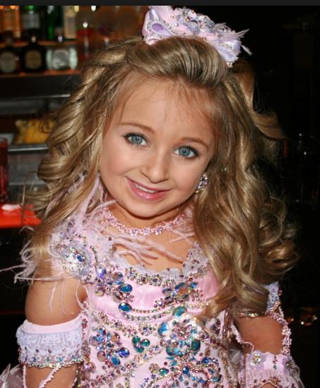 ABD'de yaynlanan 'Toddlers and Tiaras' adl televizyon ovunun yldz Isabella Barrett isimli 6 yandaki kk kzn zengin ve ihtiaml hayat grenleri hayrete drd.