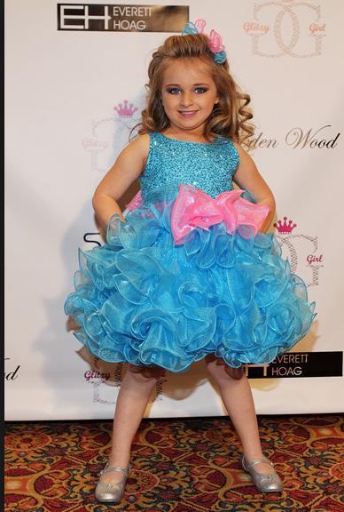 6 yandaki sper starn 39 yandaki annesi Susanna Barrett ise kzn ilk gzellik yarmasna kendisinin soktuunu fakat kznn mark bir ekilde yetimesini istemediini belirtiyor.