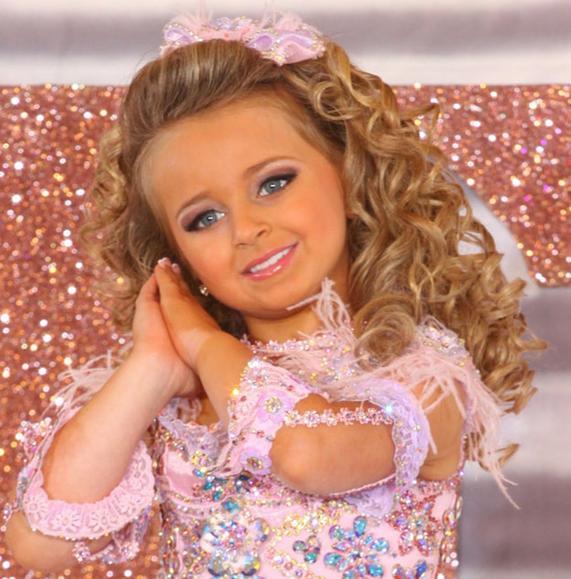 ABD'de yaynlanan 'Toddlers and Tiaras' adl televizyon ovunun yldz Isabella Barrett isimli 6 yandaki kk kzn zengin ve ihtiaml hayat grenleri hayrete drd.