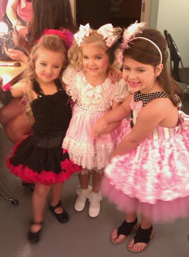 ABD'de yaynlanan 'Toddlers and Tiaras' adl televizyon ovunun yldz Isabella Barrett isimli 6 yandaki kk kzn zengin ve ihtiaml hayat grenleri hayrete drd.