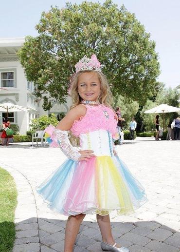 "Bazen lgnca dnceleri olabiliyor. Bir keresinde 2 bin 200 dolar deerinde yemek sipari etti. Hem de cheeseburger veya patates kzartmas falan deil. Istakoz ve fileminyon gibi en pahallarndan" szlerine yer veriyor.