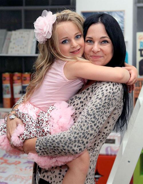 Gazetecilere minik yldzn pahal zevklerini anlatmaktan da geri kalmayan anne Susanna,