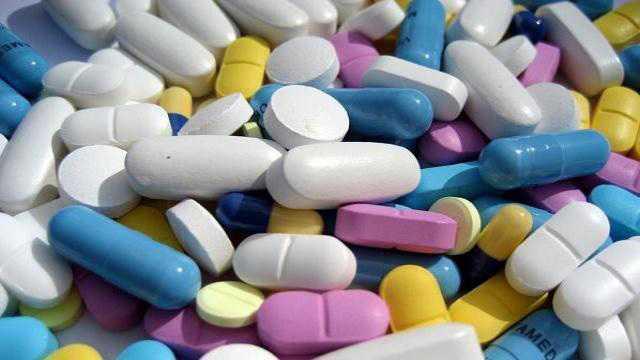 Salk Bakanl, halkn saln tehdit eden sahte ve Kaak rnlerle mcadelesini srdryor. AA muhabirinin bakanlk yetkililerinden ald bilgiye gre, TTCK tarafndan yaplan denetimlerde, 73 eit sahte-kaak rn (ruhsatsz ila) tespit edildi. rnlerin ila gibi lanse edilerek piyasaya srld saptand.