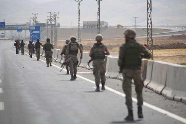 Madde 3. Birinci Maddede tanmlanan snr izgisini toprak zerinde iaretlemek zere bir Snr Komisyonu kurulacaktr. Bu komisyon Trkiye Hkmetince atanacak iki ve Britanya ve Irak Hkmetlerince ortaklaa atanacak iki yetkili temsilci ile, kendisi kabul ederse, svire Cumhurbakannca svire uyruklu bir bakandan oluacaktr. Komisyon en ksa srede ve en ge bu ndlamann yrrle koyulmasndan balayarak 6 ay iinde toplanacaktr. Komisyonun kararlar ounlukla alnacak ve buna tm Batl Yksek Taraflarn uymas gerekecektir.