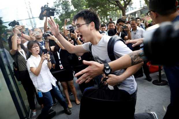 Uzun sre srada bekleyerek yeni iPhone'a sahip olan kullanclar sevin gsterileri yaparken, basn mensuplar da ve evredekiler de bu anlara tank oldu.