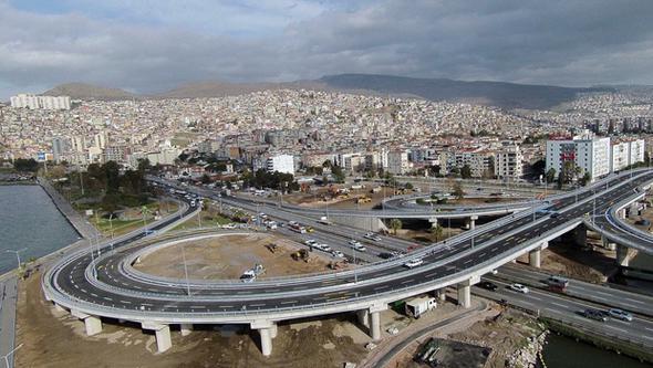 ZMR  <p>  stanbul&#8217;dan sonra en pahal il olarak bilinen zmir&#8217;de satlk konutlarn fiyat art hz kesmiyor. Hrriyet Emlak Austos 2017 Emlak Endeksi verilerine gre, zmir&#8217;de satlk konut fiyat son bir ylda yzde 12 artla 2 bin 625 TL&#8217;ye ulat.  <p>  eme&#8217;de satlk konutun ortalama metrekare fiyat 7 bin 83 TL&#8217;ye ulat. eme, Trkiye&#8217;deki en pahal ileler arasnda 6. sraya yerleti.