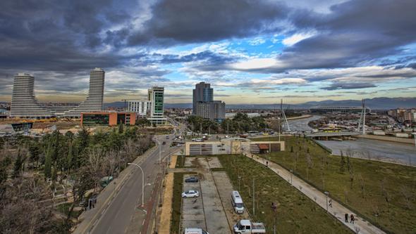 BURSA  <p>  Trkiye genelinde zmir&#8217;den sonra Bursa&#8217;daki fiyatlar ve art oranlar da dikkat ekti. Satlk konut fiyatlarnn son yllarda durmakszn artt Bursa&#8217;da kiralk konutlar da nasibini ald.<p>    Son bir yl iinde satlk konut fiyatlar yzde 19 artarken, kiralk konut fiyatlar yzde 11 art gsterdi. Bursa&#8217;nn en pahal ilesi olan Nilfer&#8217;de satlk konut ortalama metrekare fiyat 2 bin 174 TL oldu.