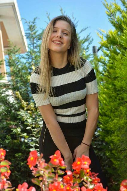 Moda tasarm blmnde eitime devam eden gen oyuncu, Avusturya doumlu.