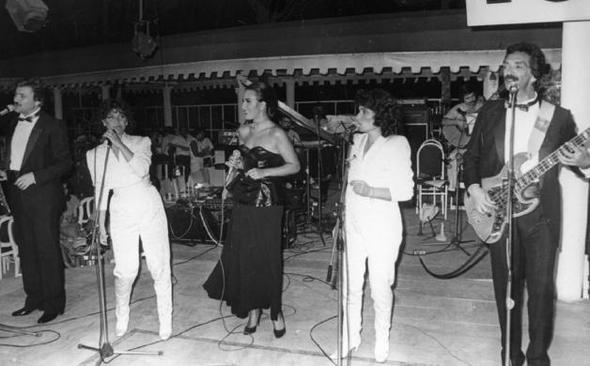 Nkhet Duru, bir dneme damgasn vuran 'Be Yl nce On Yl Sonra' grubu ile bir yazlk gazinoda program yapyor (1984).