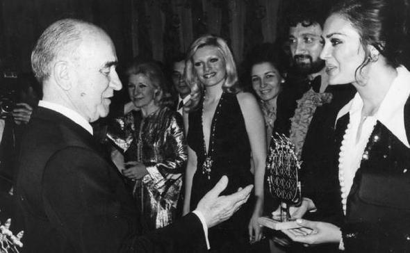 6. Cumhurbakan Fahri Korutrk, sanatlara ayr bir nem verirdi. ankaya Kk'nde yaplan resepsiyonlara birok nl sanaty davet eden Korutrk, onlarla sohbet eder, iltler sunard (1978).