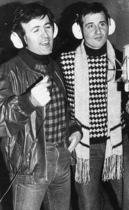 Sanatlar arasndaki dayanmaya her zaman rastlarz. te yine byle bir an ve Erol Evgin, stdyoda Ersan Erdura'ya vokal yapyor (1982).