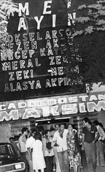 Caddebostan Maksim Gazinosu'nun kl neonu. Kadroda kimler yok ki! Assolist Emel Sayn. Alt kadrosunda ise Gksel Arsoy, Sezen Aksu, Recep Kaymak, Meral Zeren, Zeki Alasya ve Metin Akpnar var. Hey gidi gnler, hey gidi gazinolar (1981).