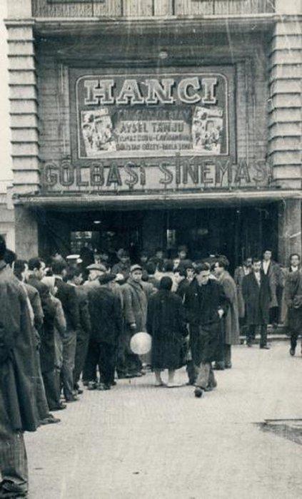 Bu ne ekmek kuyruu, ne benzin kuyruu... Bu bir sinema kuyruu... 60'l yllarn ba. Turgut zatay ve Aysel Tanju'nun oynad 'Hanc' filmi, Ankara Glba Sinemas'nda kapal gie gsteriliyor. Biletler karaborsada.