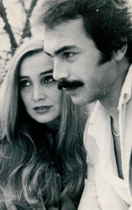 Orhan Gencebay ile Sevim Emre aknn ilk yllar... O zamanlar olu Altan'n annesi Azize Gencebay'dan boanmak zere olan Gencebay, hibir yere Emre'siz gitmiyordu (1976).