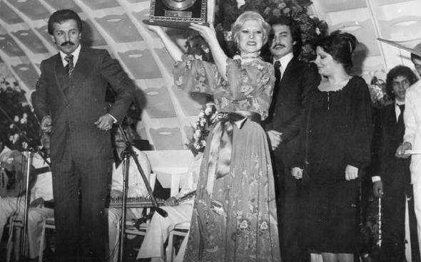 'Orta arkn Altn Blbl' lakapl Nee Karabcek, Orhan Gencebay ile Yaar Kekeva'nn sahibi olduu Kervan Plak'tan kan LP'si ok satnca altn plakla dllendirildi