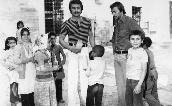 O yllarn en nl sanatlarndan olan Orhan Gencebay' bir film ekimi srasnda yakalayan ocuklar, hemen etrafn sarp onu daha yakndan grme frsat buldular (1975).