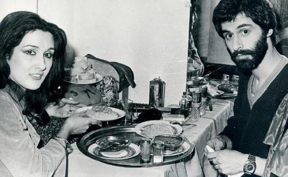 Nkhet Duru ile Doan Canku, gazinodaki kulis odasnda yemek yiyorlar. Duru ile Canku ksa sren bir de ak yaamlard (1978).