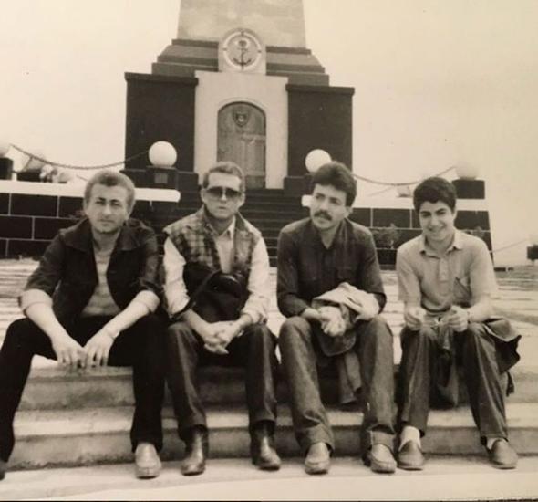 Fatih rek, yllar nce ekilen fotorafn Instagram'da paylat.  rek, siyah-beyaz fotorafn altna 'Yllar sormayn... sol batan Erkan Can, zer Tunca, Tevfik Bolulu ve ben...' notunu dt.