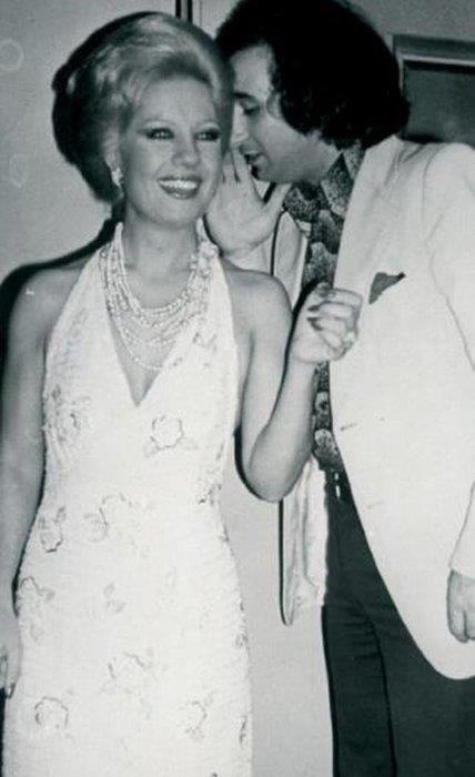 Emel Sayn sahneye kmak iin kulis odasndan ayrlrken, kulana bir fkra anlatarak ona moral veren kii Mjdat Gezen'den bakas deil.